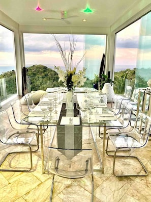 Vila, 6 quartos, para fumantes, piscina particular | Sala de jantar