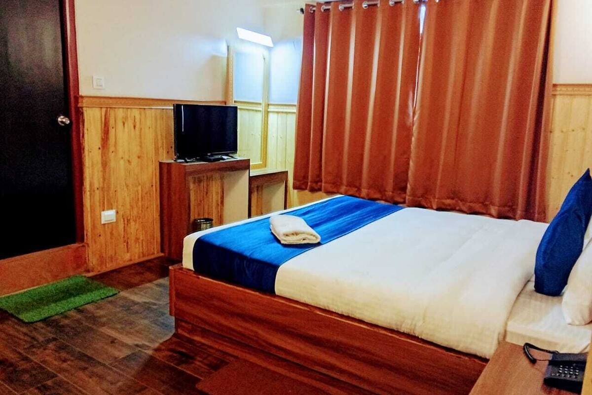 Deluxe Double Room Single Use, City View | Free WiFi, bed sheets