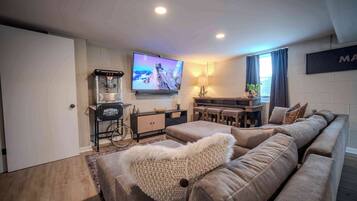 Tv, böcker och kontor