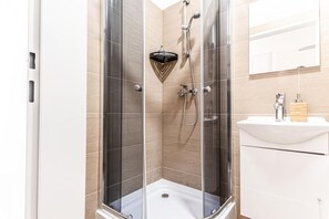 Douche, séchoir à cheveux, serviettes fournies, savon