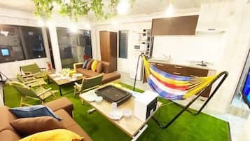 ファミリー アパートメント 禁煙 キッチン | 高級寝具、デスク、ノートパソコン用作業スペース、遮光カーテン