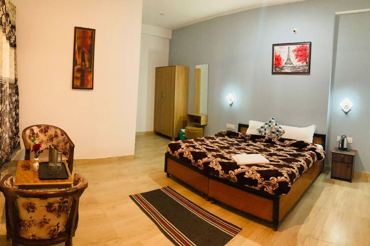 Habitación doble superior, vistas a la ciudad | Wifi gratis y ropa de cama