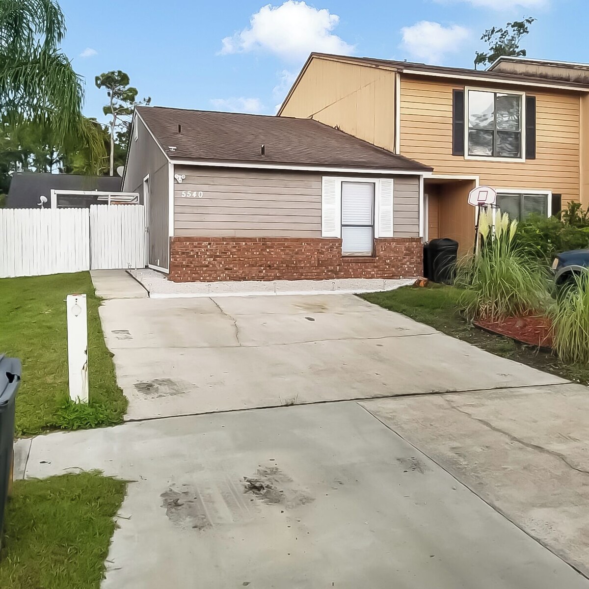 Cozy Timuquana Townhome Private Yard & Parking Family and Pet-friendly