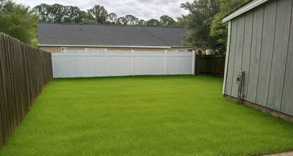 Cozy Timuquana Townhome Private Yard & Parking Family and Pet-friendly