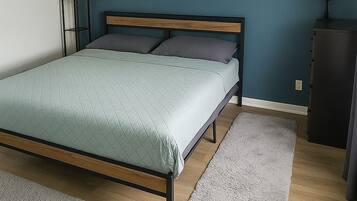 2 slaapkamers, een bureau, een strijkplank/strijkijzer, reisbedje