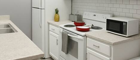 Frigorífico, microondas, horno y placa de cocina