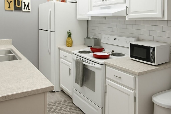 Kjøleskap, mikrobølgeovn, ovn og kokeplater