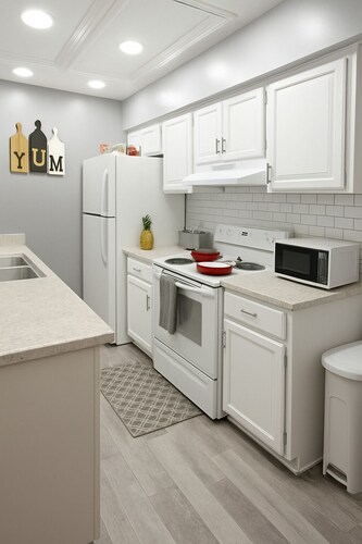 Cozy Timuquana Townhome Private Yard & Parking Family and Pet-friendly