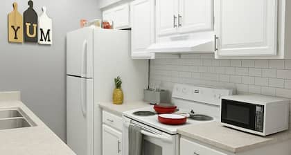 Cozy Timuquana Townhome Private Yard & Parking Family and Pet-friendly