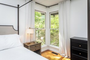 5 bedrooms, iron/ironing board, WiFi