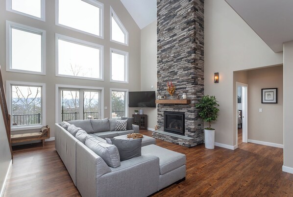 Televisión, chimenea, futbolito