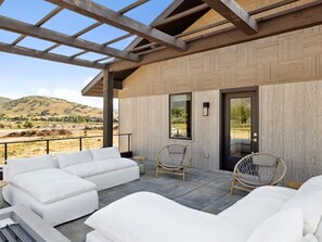 Terrace/patio - Chalet-Inspired Luxury Retreat Sleeps 14 (Midway)