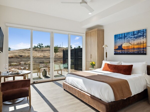 4 bedrooms, iron/ironing board, free WiFi, bed sheets - Modern Chalet w/ Stunning Mountain Views (Midway)