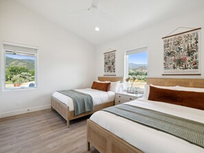 4 bedrooms, iron/ironing board, free WiFi, bed sheets - Modern Chalet w/ Stunning Mountain Views (Midway)