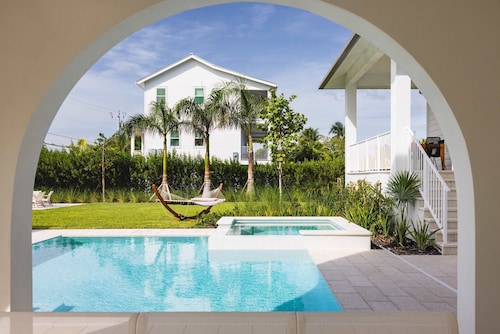 Brand New The Greenmoor House With Pool