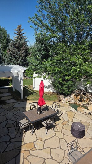 Outdoor dining - Modern 3BR/2BA Getaway in Layton - New remodel, Ski "Greatest Snow on Earth" (Layton)