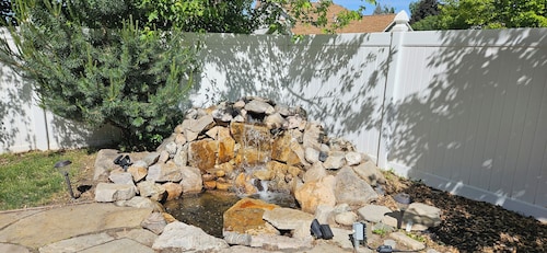 Family-Friendly Retreat in Layton - New remodel, sleeps 6, Backyard Oasis