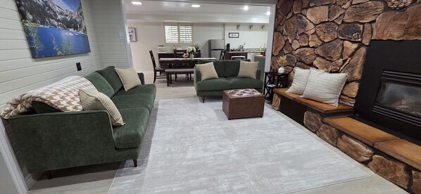 TV, fireplace - Modern 3BR/2BA Getaway in Layton - New remodel, Ski "Greatest Snow on Earth" (Layton)