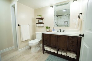 Shower, hair dryer, towels, soap - Modern 3BR/2BA Getaway in Layton - New remodel, Ski "Greatest Snow on Earth" (Layton)