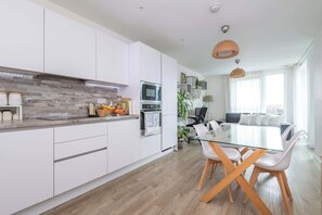 Kühlschrank, Mikrowelle, Ofen, Herdplatte