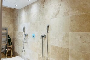 Sèche-cheveux, serviettes fournies, papier toilette