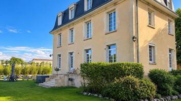 Façade et jardin de l'hôtel particulier, à 5 min de Reims, en Champagne