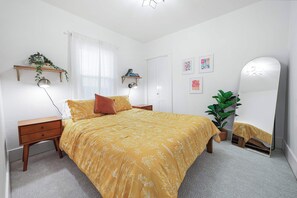 2 habitaciones, escritorio y tabla de planchar con plancha 
