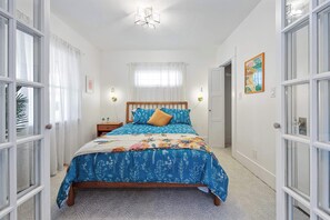 2 habitaciones, escritorio y tabla de planchar con plancha 