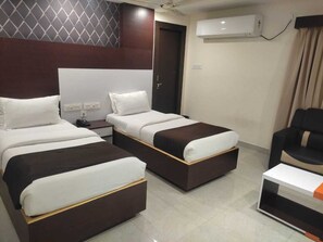 Standard Double Room | In-room safe, free WiFi - HOTEL NARMADA GRAND (Tadepalle)