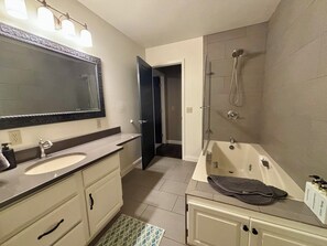 Douche, baignoire à remous, serviettes fournies, savon