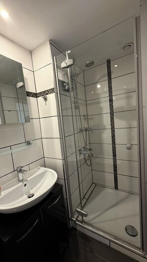 Shower, hair dryer, towels, soap - Lake Lodge - Holiday apartment Hahnenklee am Kranichsee, up to 6 pers. Harz Mountains, Goslar (Goslar)