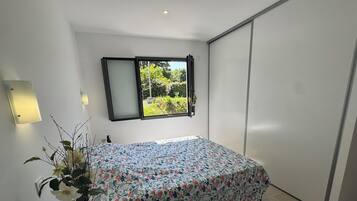 4 bedrooms, iron/ironing board