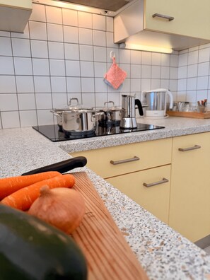 Réfrigérateur, surface de cuisson, lave-vaisselle, chaise haute