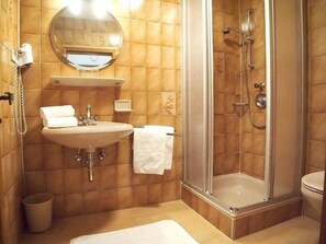 Haartrockner, Handtücher, Seife, Toilettenpapier