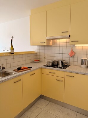 Réfrigérateur, surface de cuisson, lave-vaisselle, chaise haute