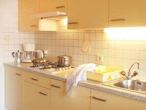 冷蔵庫、オーブン、コンロ、食器洗い機