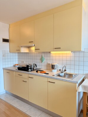 Réfrigérateur, un four, surface de cuisson, lave-vaisselle