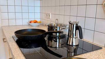 Frigorifero, forno, piano cottura, lavastoviglie