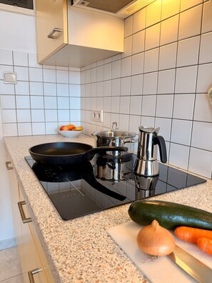 Réfrigérateur, un four, surface de cuisson, lave-vaisselle