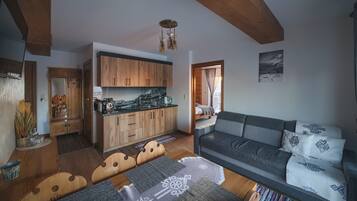 Apartament typu Deluxe z balkonem i widokiem na góry | Living room