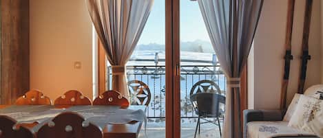 Apartament typu Deluxe z balkonem i widokiem na góry | Living area