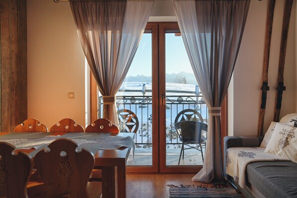 Apartament typu Deluxe z balkonem i widokiem na góry | Living area