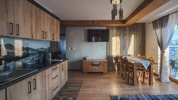 Apartament typu Deluxe z balkonem i widokiem na góry | Private kitchen | Electric kettle