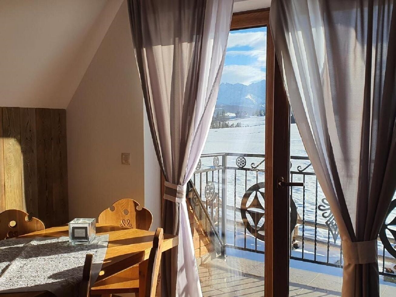 Apartament typu Deluxe z balkonem i widokiem na góry | Living area | Flat-screen TV