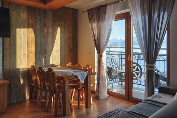 Apartament typu Deluxe z balkonem i widokiem na góry | 房內用餐