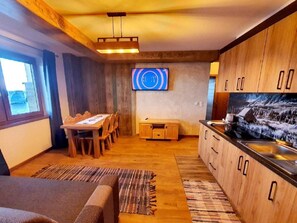 Apartament typu Deluxe z balkonem i widokiem na góry | Living area | Flat-screen TV - Willa Pasieka Apartamenty Domki (Bukowina Tatrzanska)