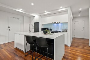 Refrigerador, microondas, horno y parrilla de estufa