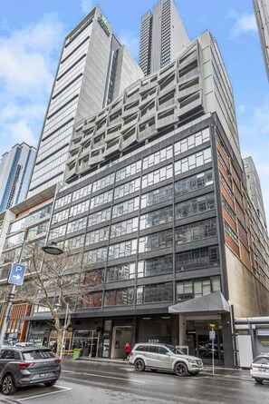 Exterior - 3 Bedroom, Stylish, Spacious Stunner! Huge Balcony, Minutes to Marvel! (Melbourne)