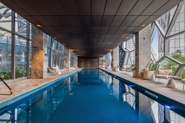 Indoor pool, a heated pool - Skyline & Sea Luxe Heated Pool, Gym, Sauna, Steam (Melbourne)