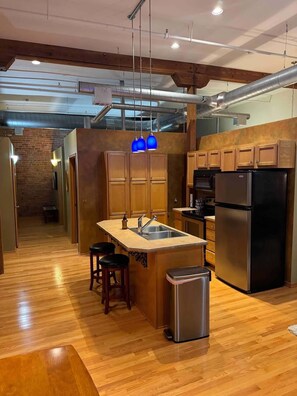 冷蔵庫、電子レンジ、オーブン、コンロ